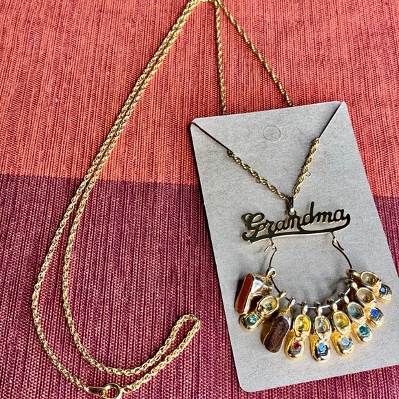 Vintage Grandma Gold Necklace Pendant Baby Shoes - Picture 2 of 2